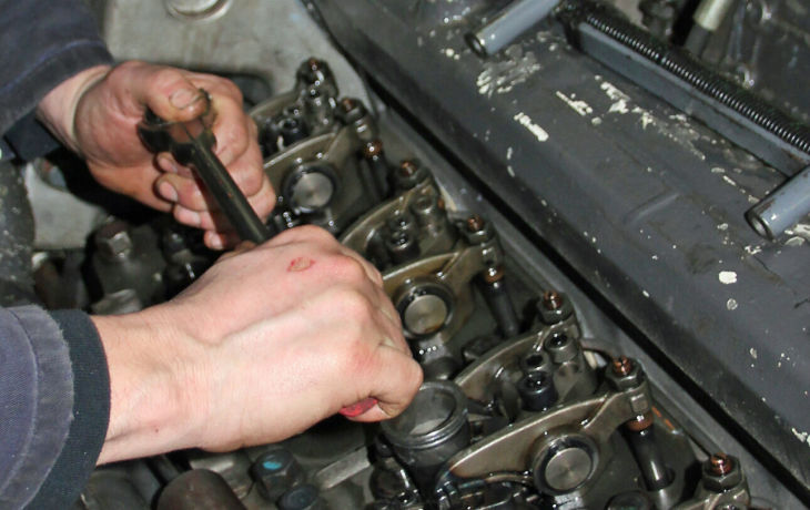 Groot onderhoud en inspectie aan een Deutz TBD616 V12.