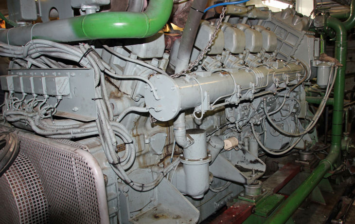 Groot onderhoud Mitsubishi hoofdmotor.